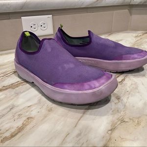 Oofos oomg eeZee Low women’s recovery shoe in a tye dye purple. Size 9.5.